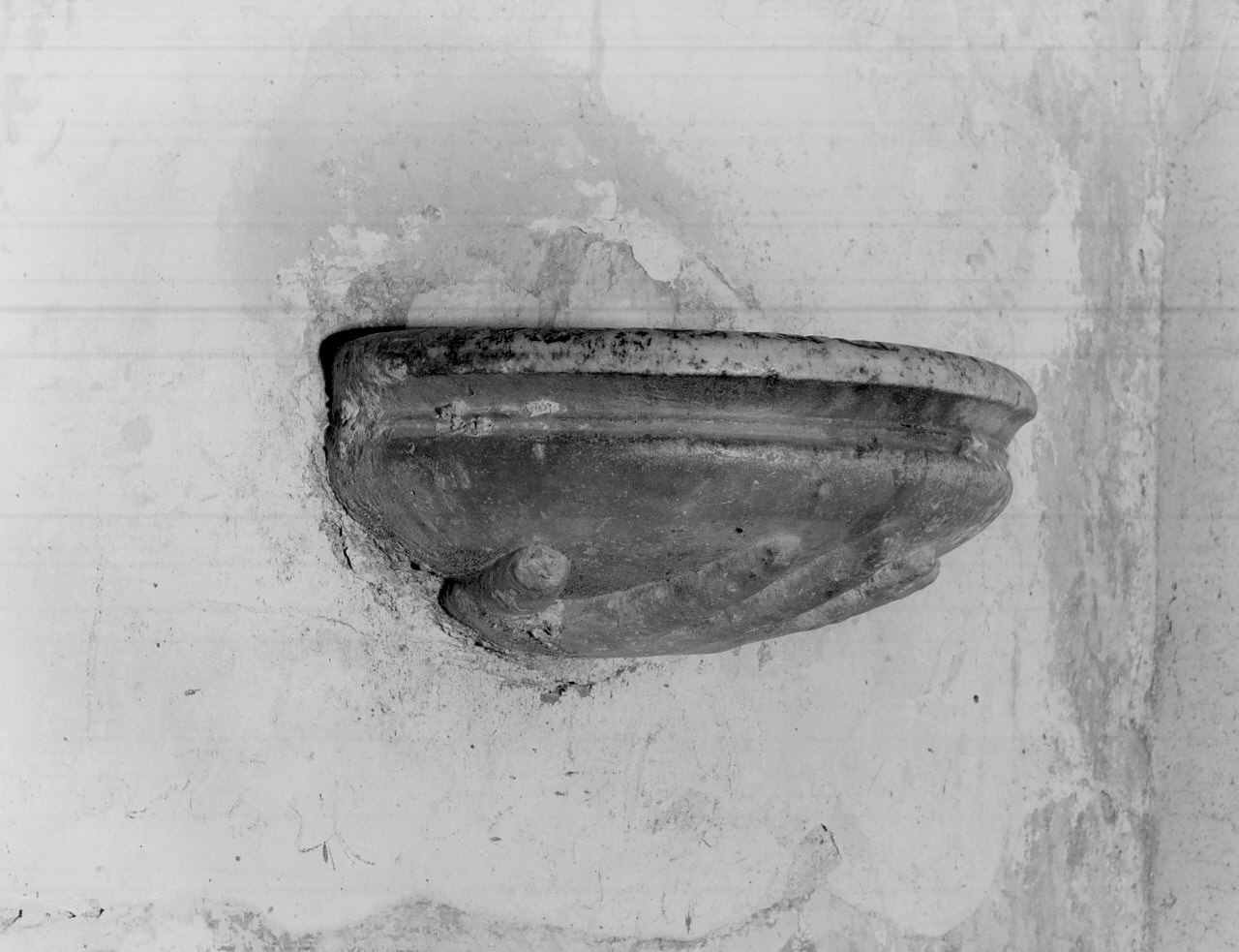 acquasantiera pensile, opera isolata - bottega Italia meridionale (sec. XVII)