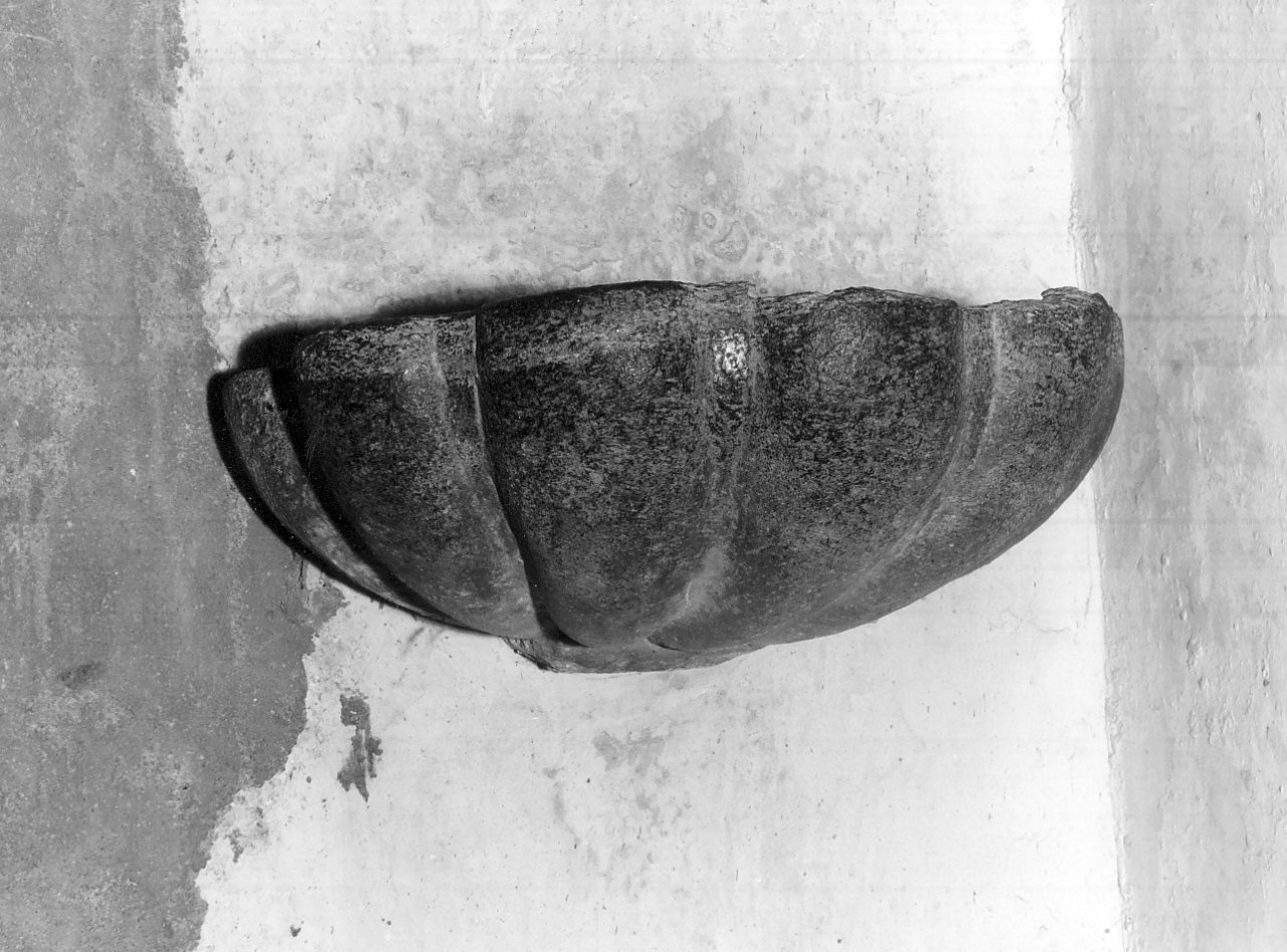 acquasantiera - a conchiglia, opera isolata - bottega calabrese (sec. XVII)