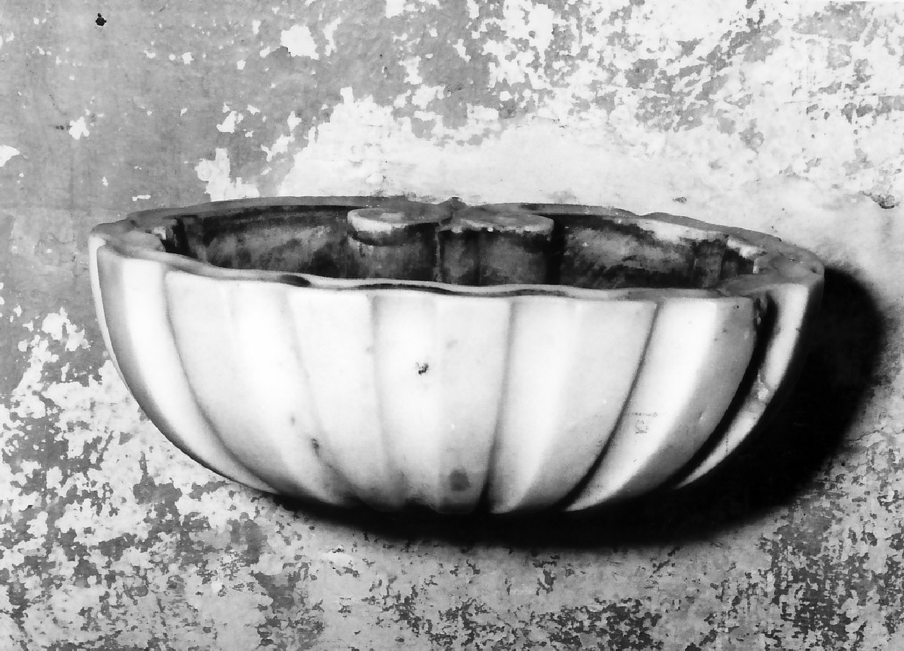 acquasantiera pensile, opera isolata - bottega Italia meridionale (sec. XX)