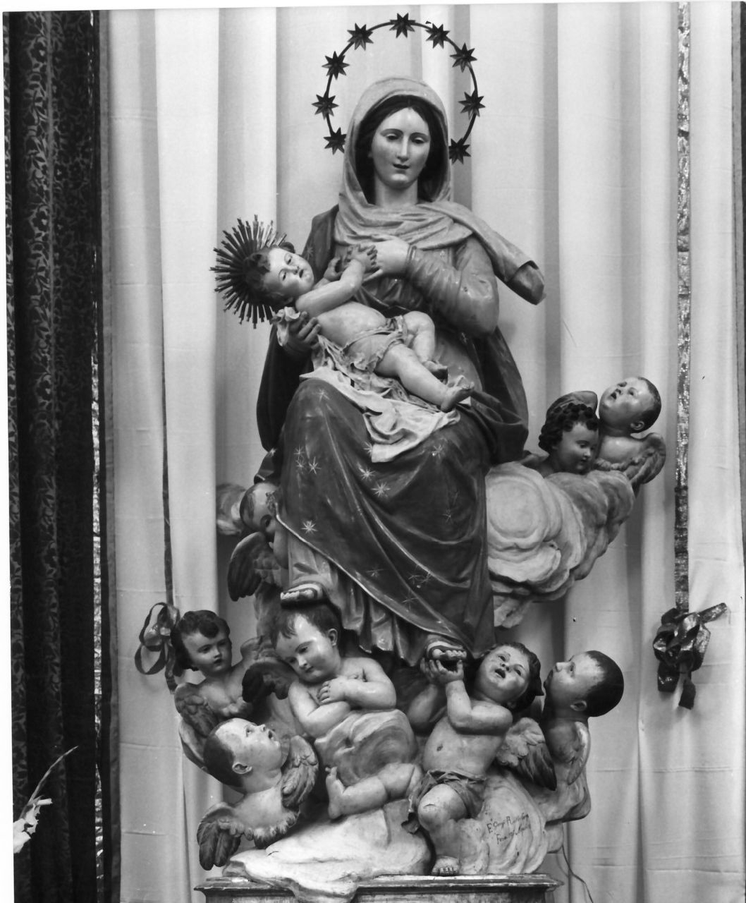 Madonna con personaggi che implorano il suo aiuto (statua, opera isolata) di Gangi F (sec. XIX)