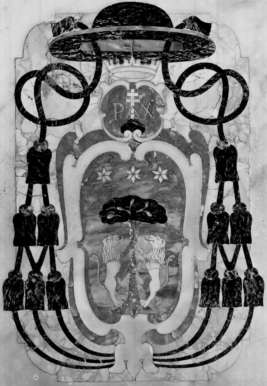 stemma vescovile (decorazione plastica, serie) - bottega Italia meridionale (fine/inizio secc. XVII/ XVIII)