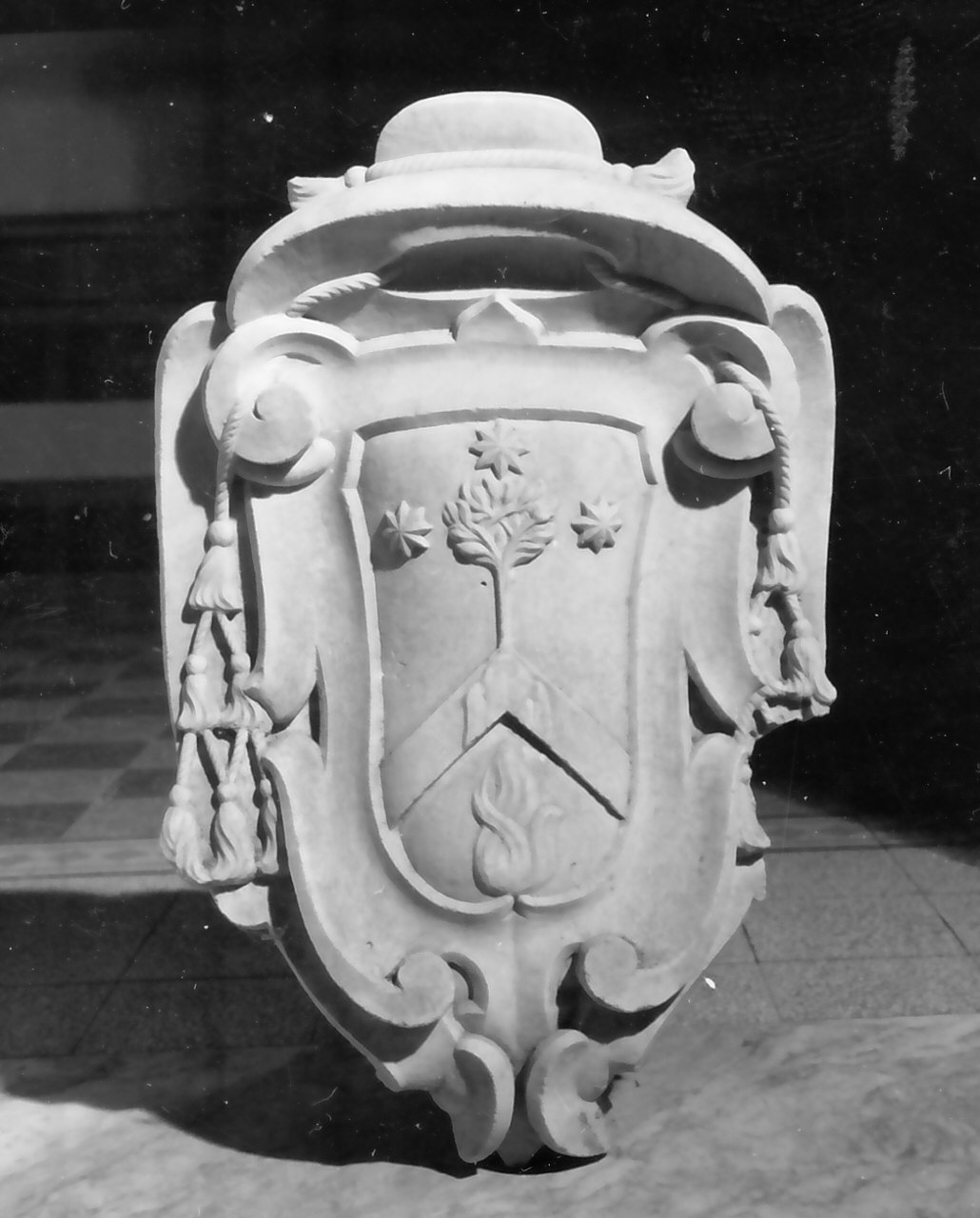 stemma vescovile (rilievo, opera isolata) - bottega Italia meridionale (sec. XIX)