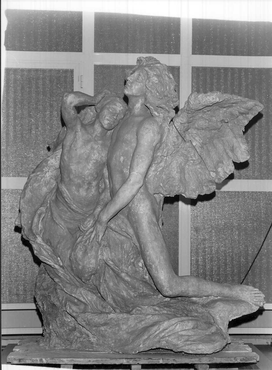 fanciullo con angelo (gruppo scultoreo, opera isolata) di Jerace Francesco (sec. XX)
