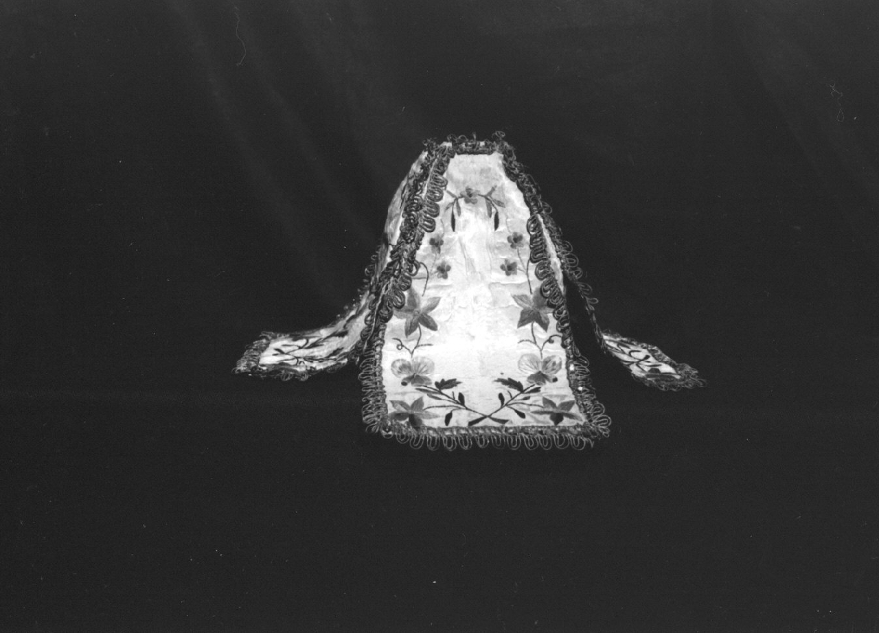 conopeo di pisside, opera isolata - manifattura Italia meridionale (sec. XIX)