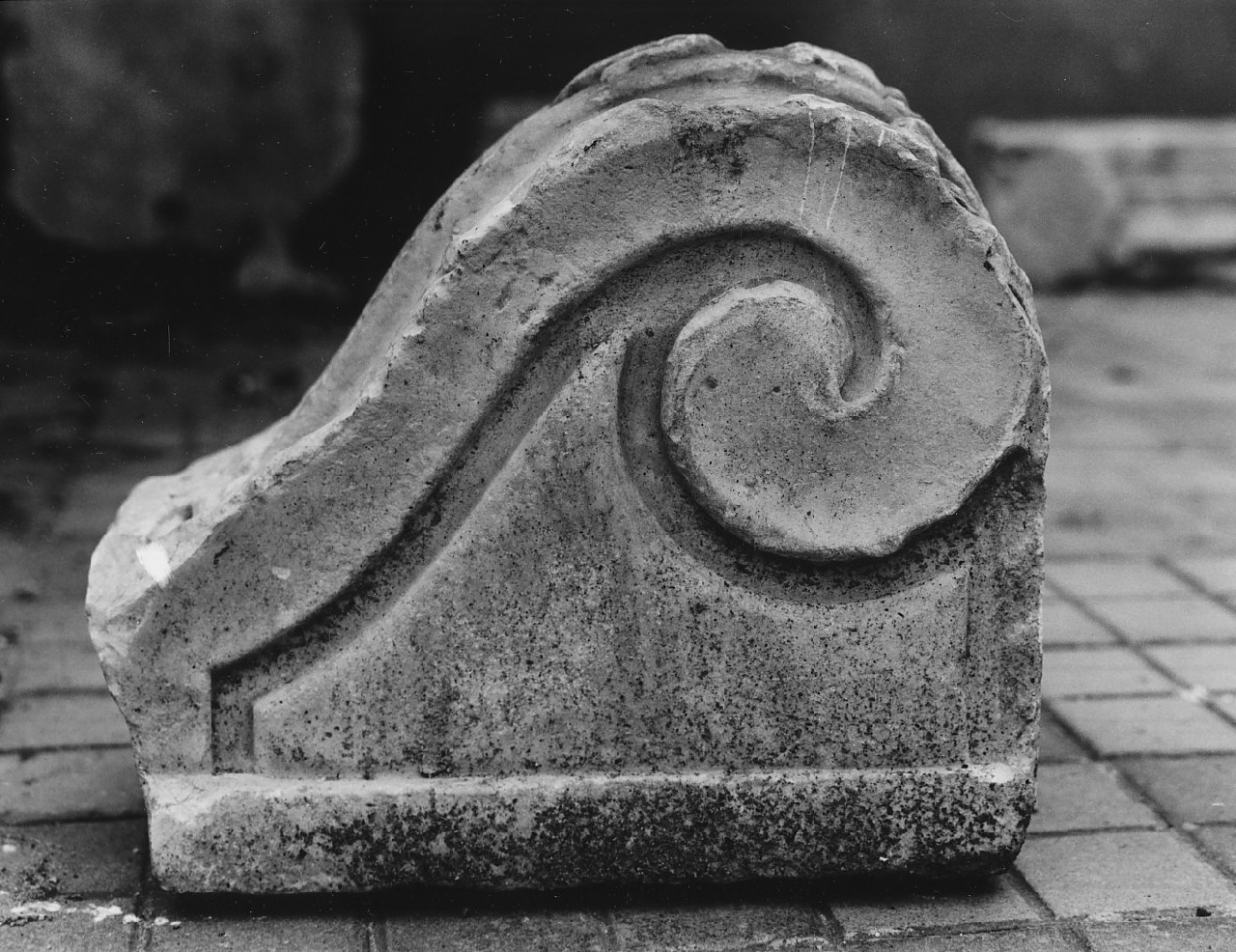 mensola - a voluta, opera isolata - bottega Italia meridionale (sec. XIX)