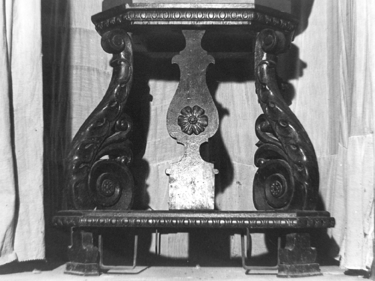 base di scultura, opera isolata - bottega calabrese (sec. XVIII)