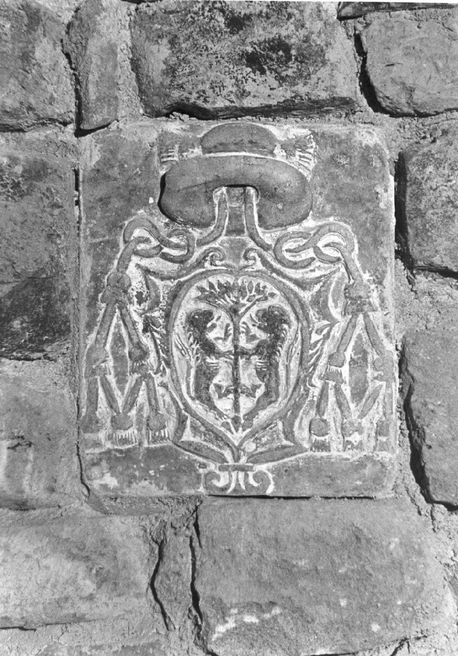 stemma vescovile (decorazione plastica, opera isolata) - bottega Italia meridionale (fine/inizio secc. XVII/ XVIII)