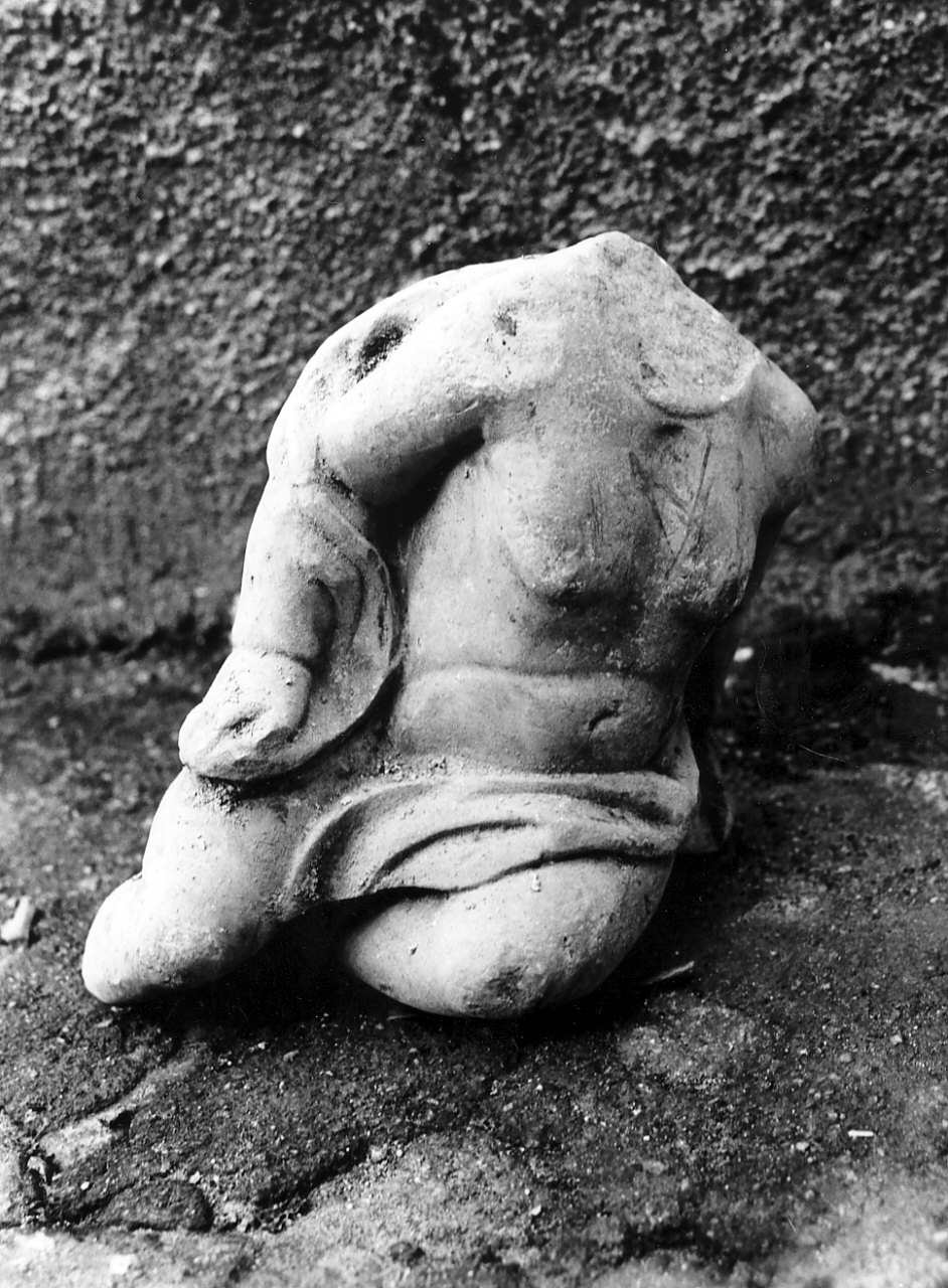 figura maschile (statua, frammento) - bottega Italia meridionale (sec. XVI)