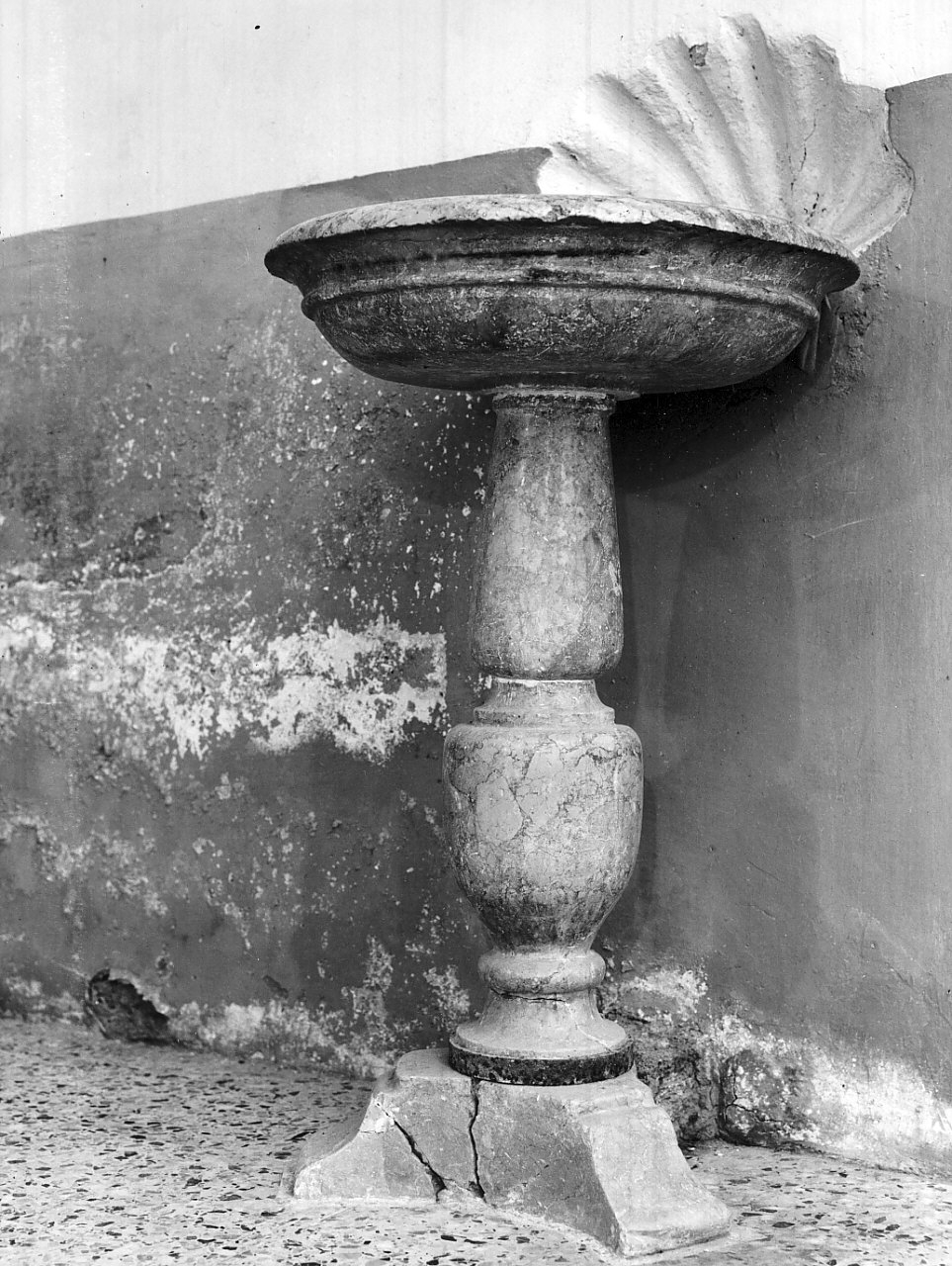 acquasantiera - a fusto, opera isolata - bottega calabrese (sec. XVII)