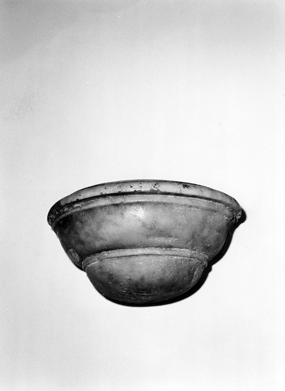 acquasantiera da parete, opera isolata - bottega Italia meridionale (fine/inizio secc. XVIII/ XIX)