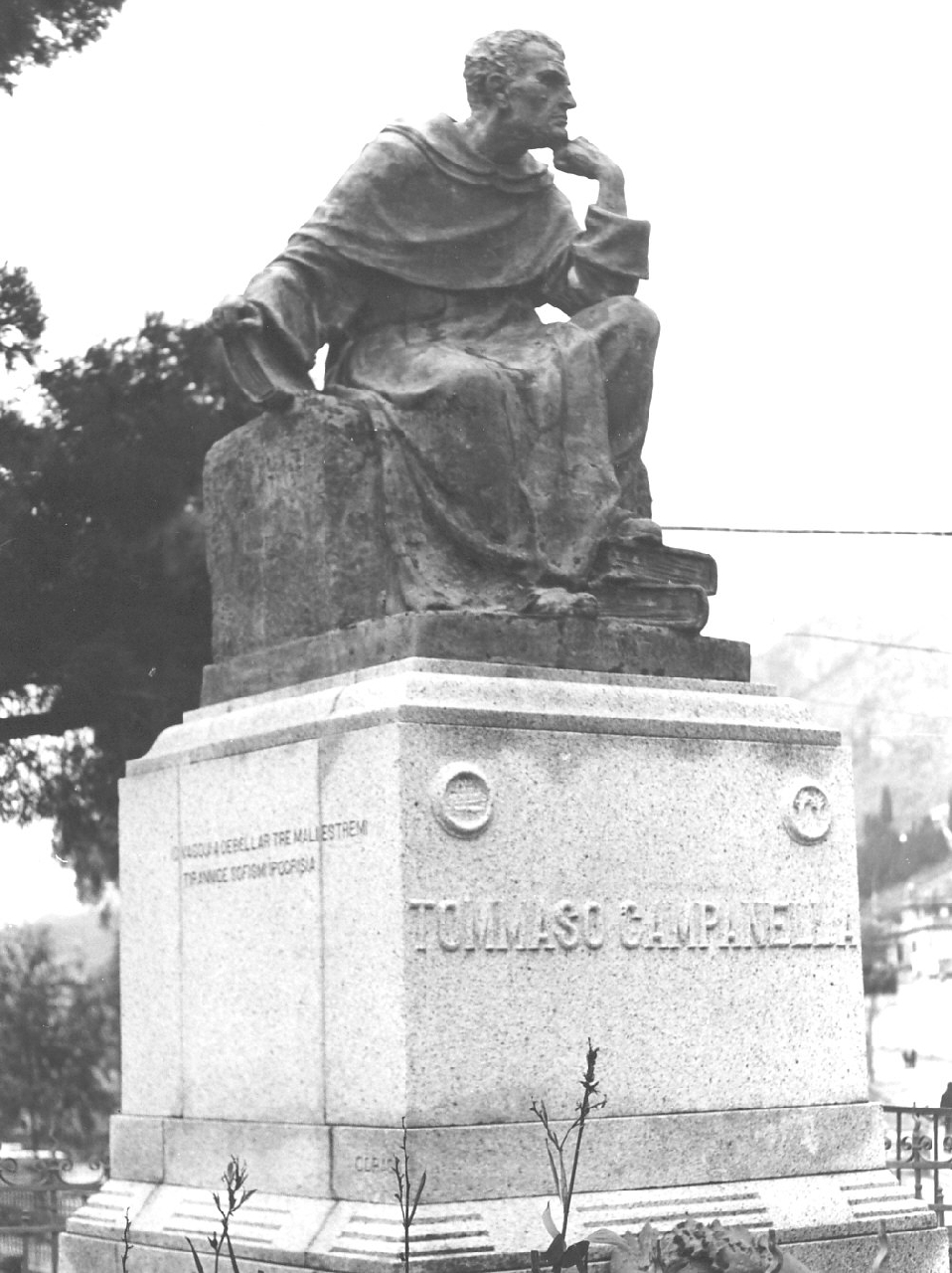 Tommaso Campanella (statua) di Gazzeri Ernesto (sec. XX)