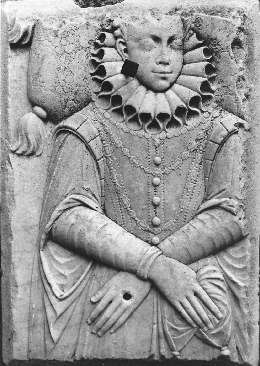 figura femminile (lapide tombale, opera isolata) - bottega Italia meridionale (fine/inizio secc. XVI/ XVII)
