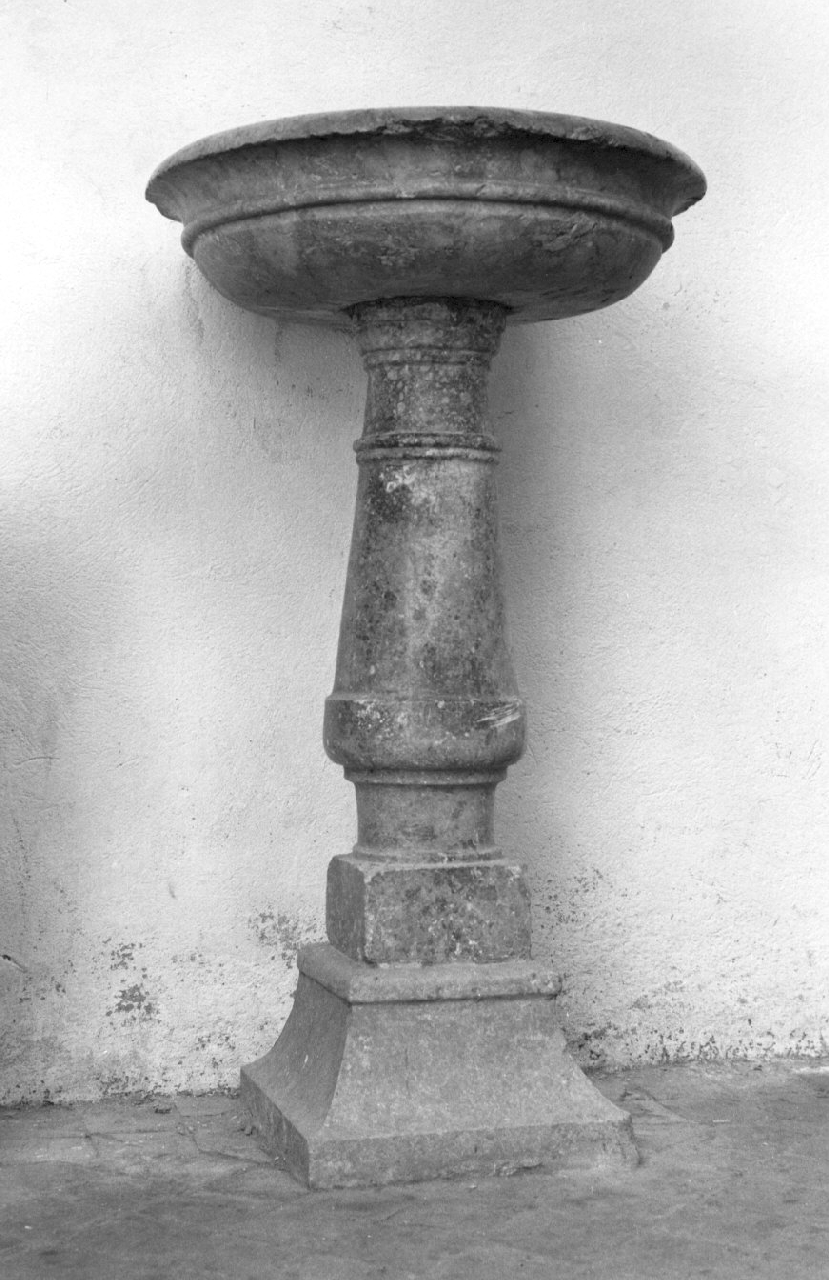 acquasantiera - a fusto, opera isolata - bottega calabrese (sec. XVII)