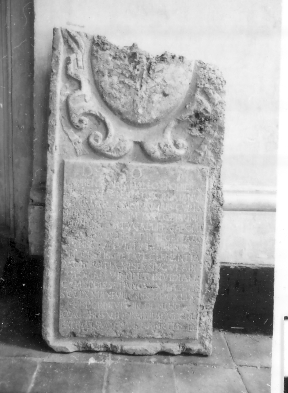 lastra tombale, elemento d'insieme - bottega calabrese (sec. XVII)