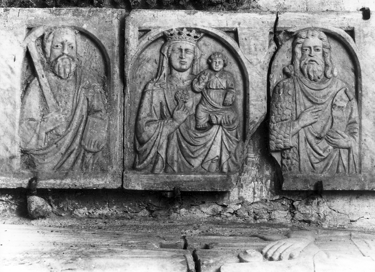 Madonna con Bambino e Santi (lastra tombale, opera isolata) di Tino di Camaino (scuola) (sec. XIV)