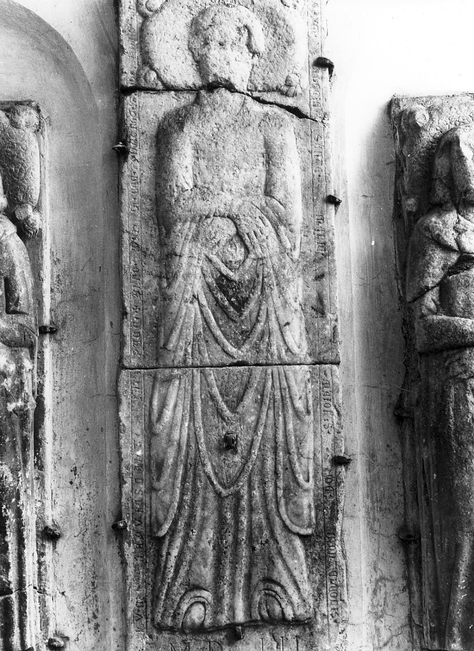 figura femminile (lastra tombale, opera isolata) - bottega Italia meridionale (sec. XIV)