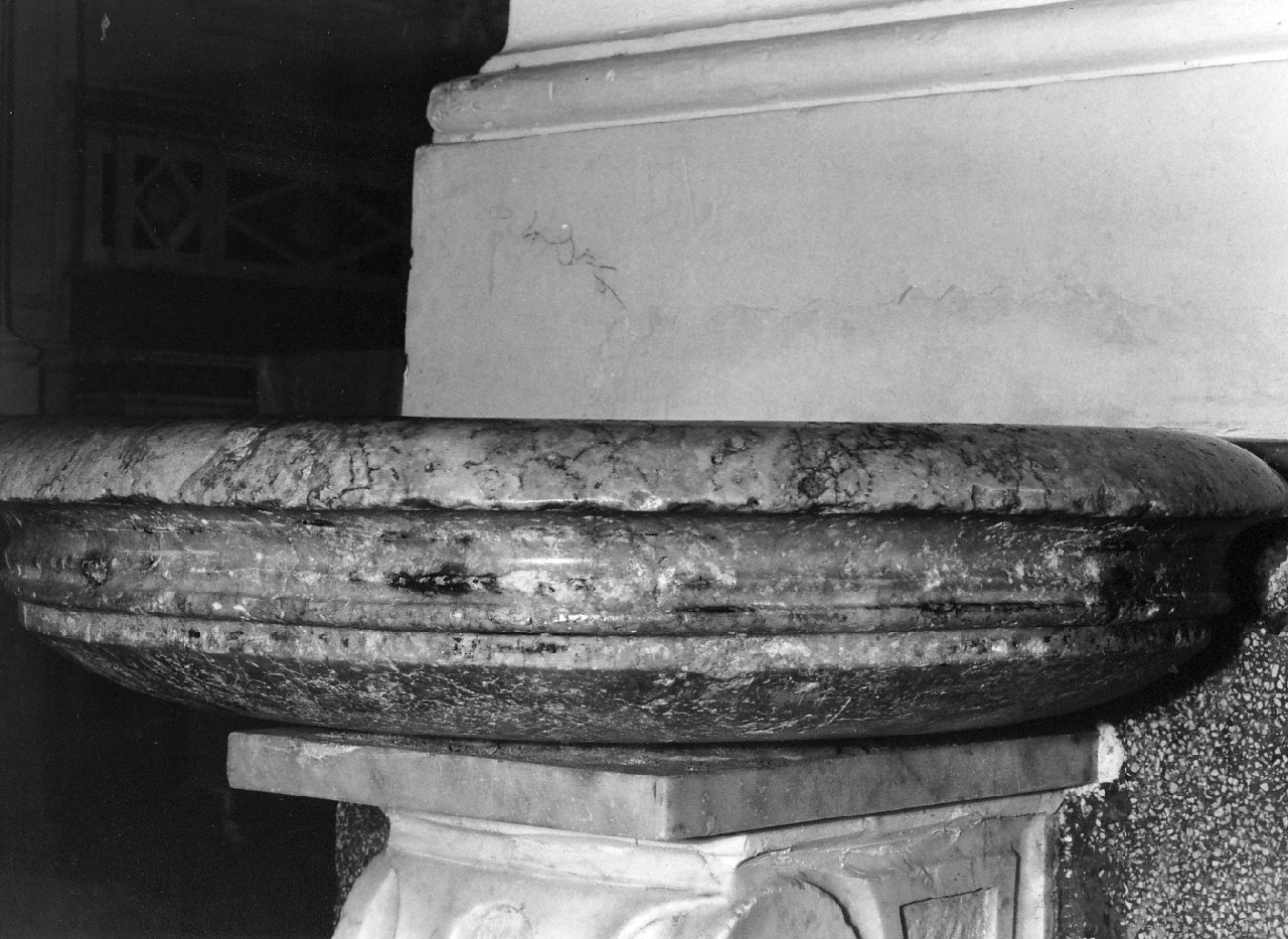 vasca di acquasantiera, frammento - bottega calabrese (fine/inizio secc. XVII/ XVIII)