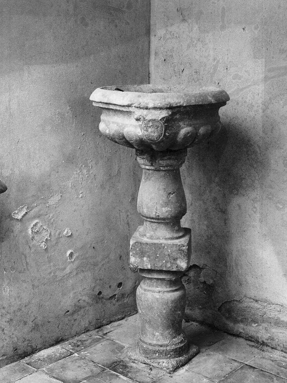 fonte battesimale - a fusto, opera isolata - bottega calabrese (sec. XVI)