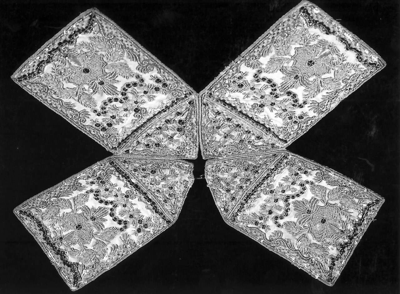 conopeo di pisside, opera isolata - manifattura calabrese (fine/inizio secc. XIX/ XX)