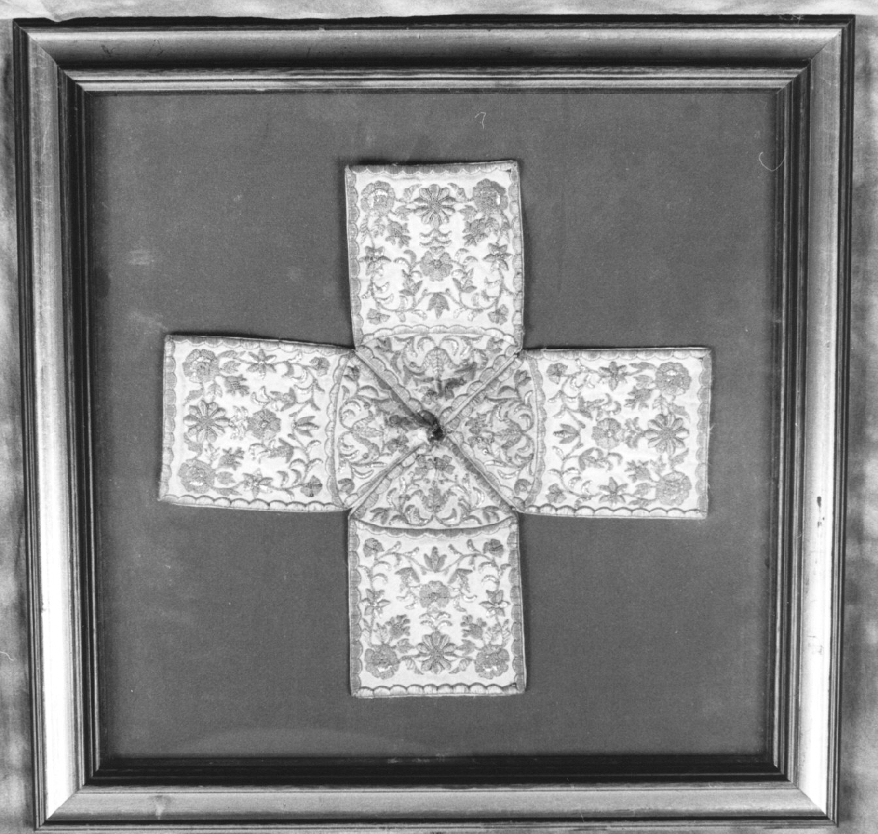 conopeo di pisside, opera isolata - manifattura Italia meridionale (sec. XVIII)