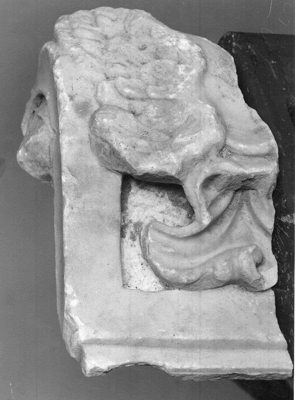 decorazione plastica, frammento - bottega calabrese (sec. XVIII)