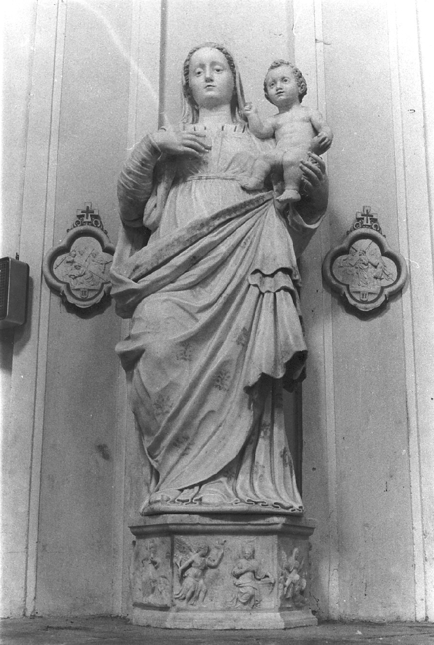 Madonna con personaggi che implorano il suo aiuto (statua, opera isolata) - bottega Italia meridionale (metà sec. XVI)