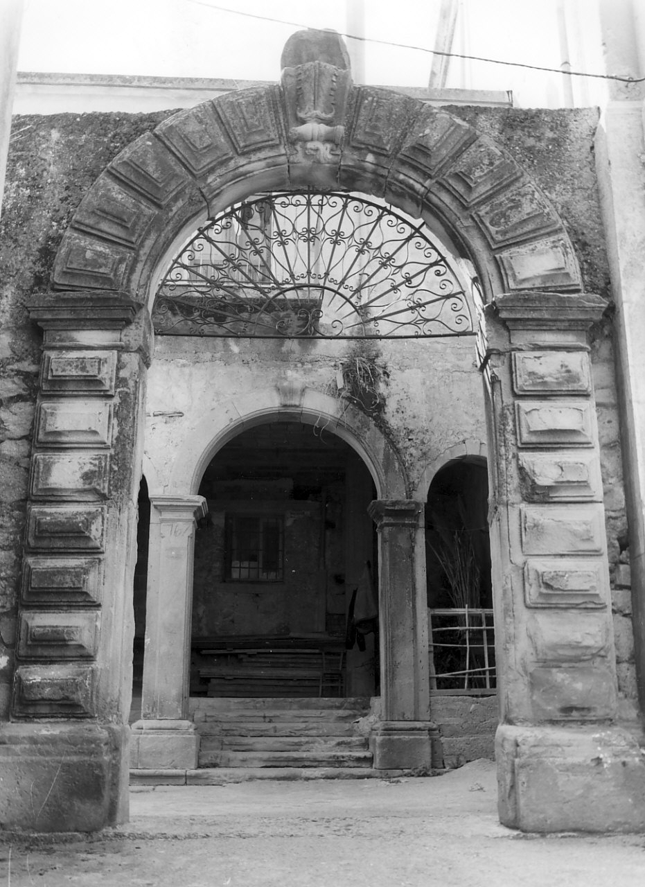 portale, opera isolata - bottega calabrese (fine/inizio secc. XVII/ XVIII)