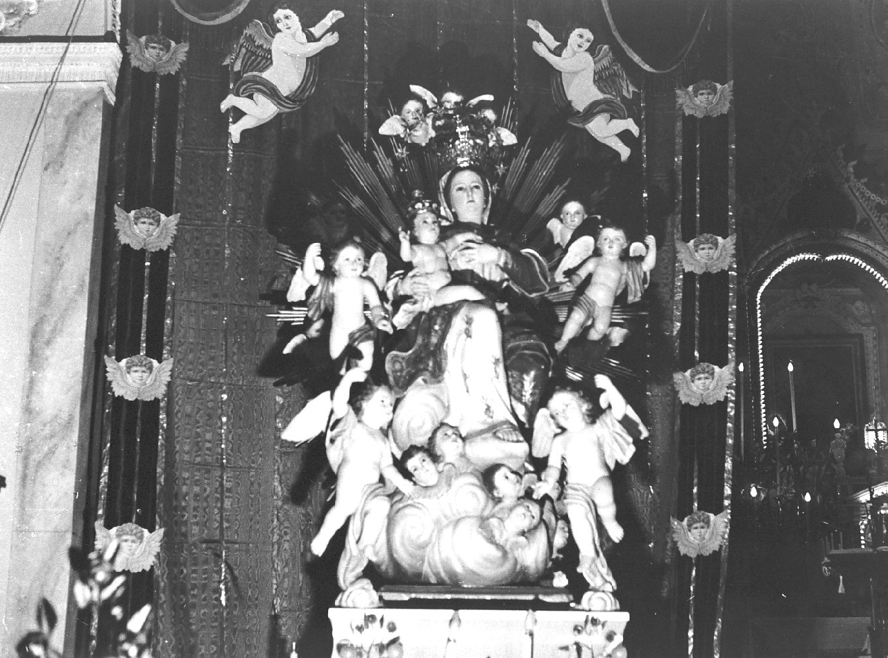 Madonna con personaggi che implorano il suo aiuto (statua, opera isolata) di Bernardo Valentino (sec. XVIII)