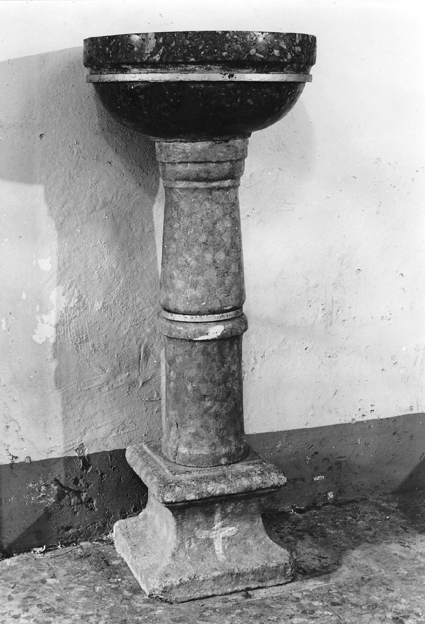 acquasantiera - a fusto, opera isolata - manifattura calabrese (sec. XVIII)