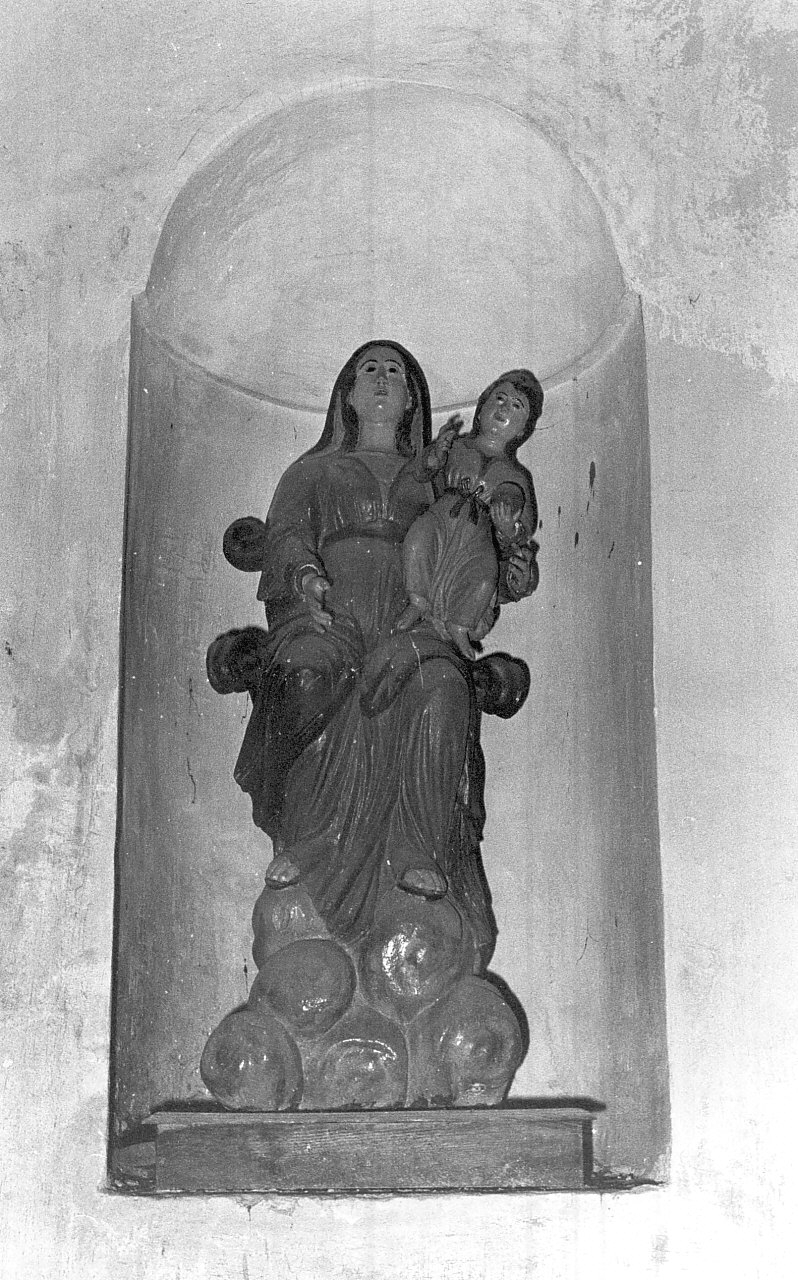 Madonna con Bambino (statua, opera isolata) - bottega Italia meridionale (sec. XVIII)