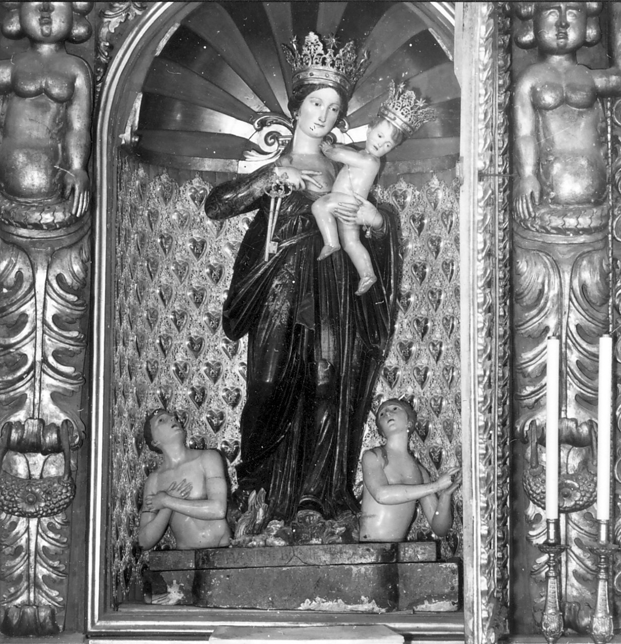 Madonna delle Grazie, Madonna con personaggi che implorano il suo aiuto (statua) - bottega calabrese (sec. XVI)