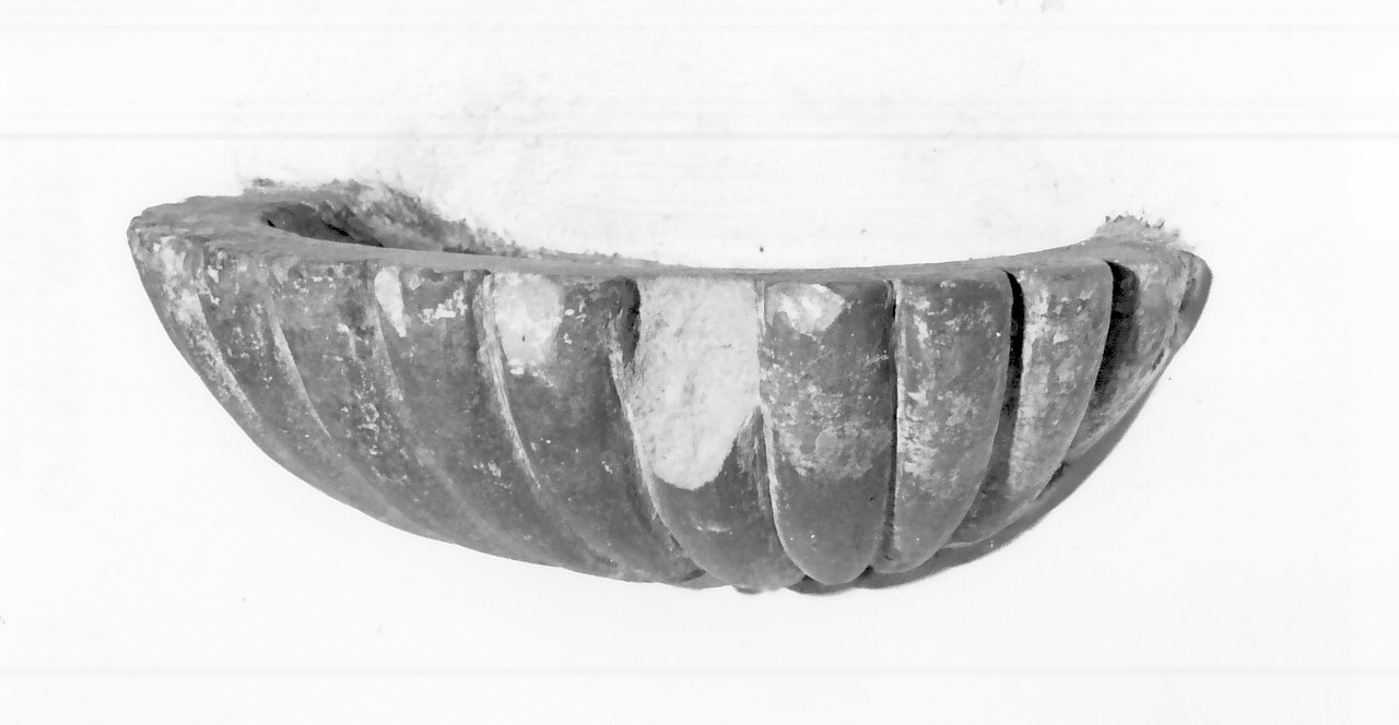 acquasantiera pensile, opera isolata - bottega calabrese (fine/inizio secc. XVII/ XVIII)