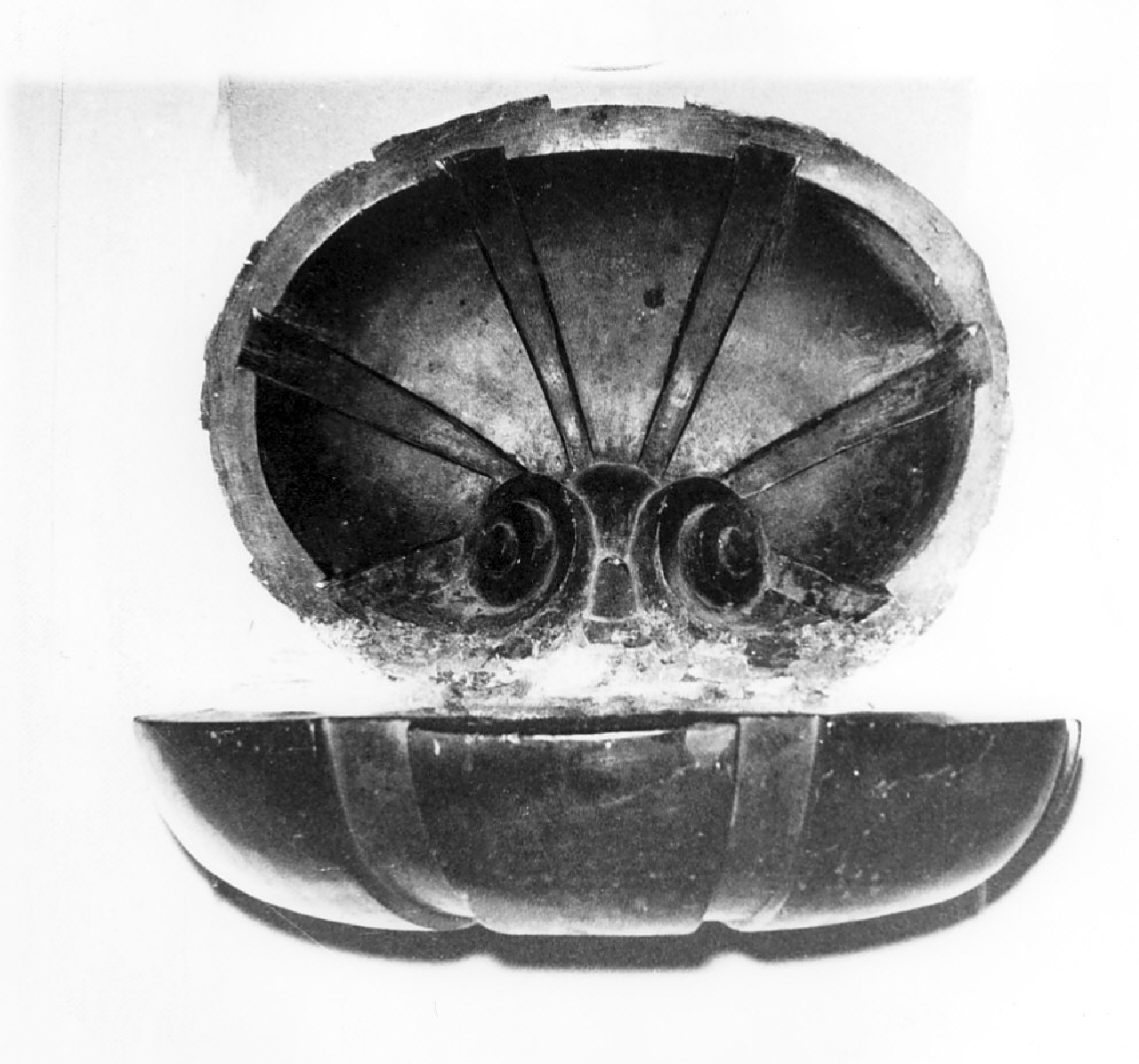 acquasantiera - a conchiglia, serie - bottega Italia meridionale (fine/inizio secc. XVIII/ XIX)