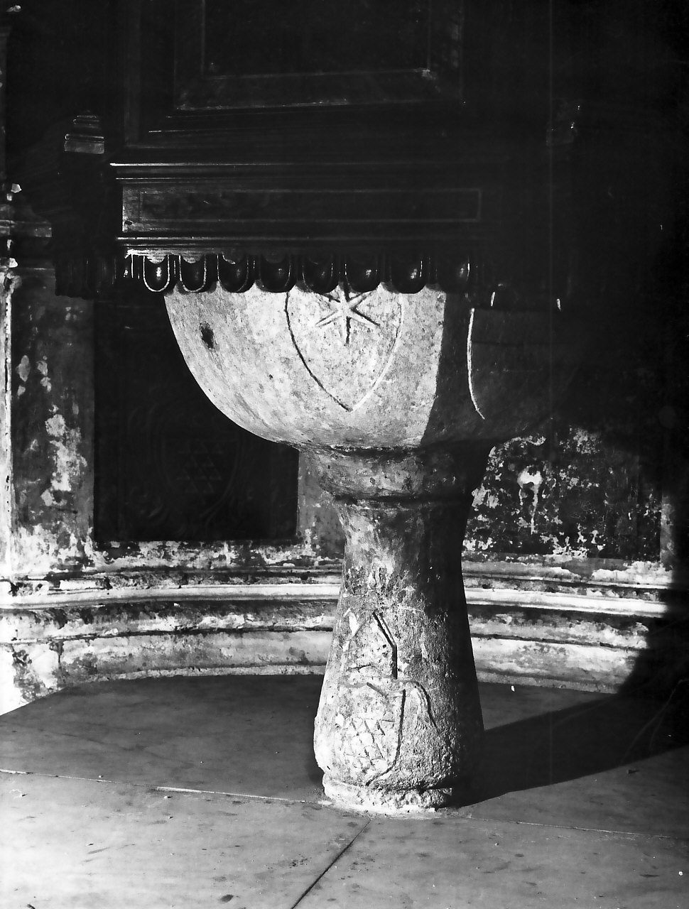 fonte battesimale, opera isolata - bottega calabrese (sec. XV, sec. XVIII)