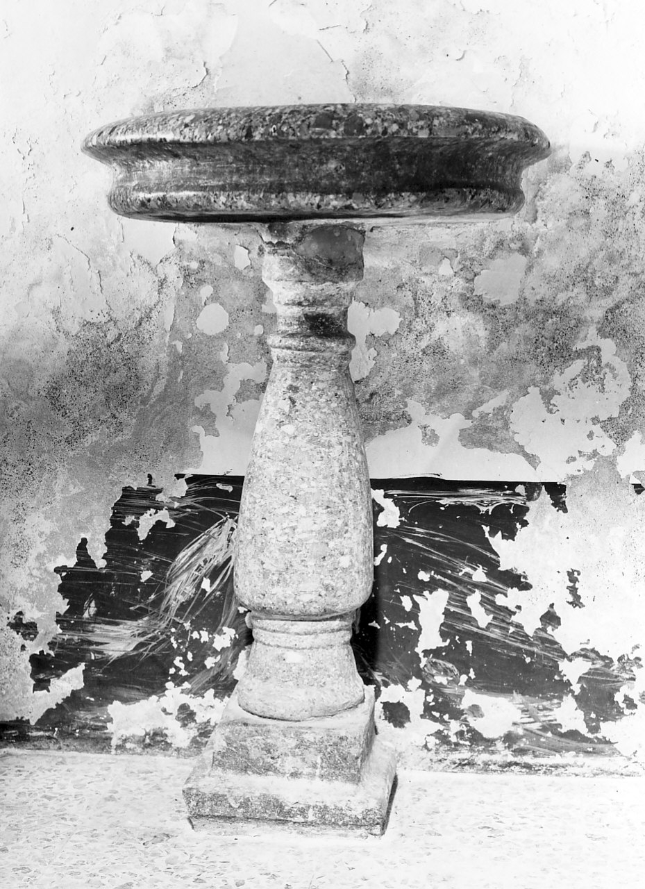 acquasantiera - a fusto, opera isolata - bottega calabrese (inizio sec. XVII)