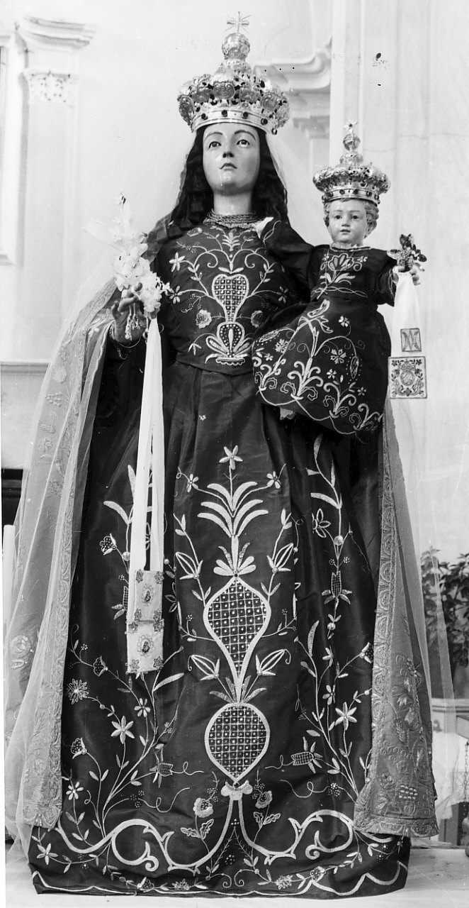 Madonna con Bambino (gruppo scultoreo, opera isolata) - bottega calabrese (sec. XIX)