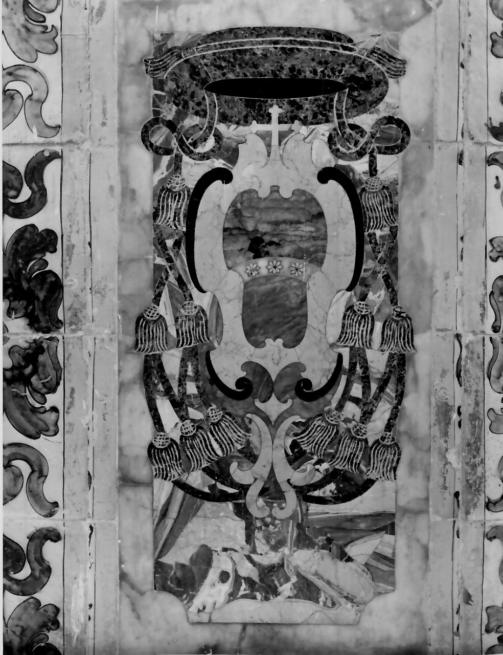 stemma vescovile (decorazione plastica) - bottega napoletana (sec. XVIII)