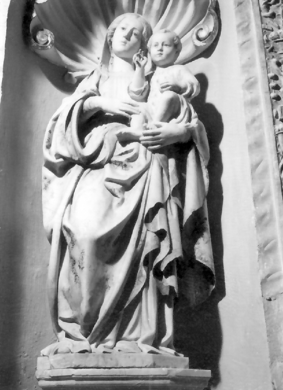 Madonna con Bambino (statua, opera isolata) di Mazzolo Giovan Battista (sec. XVI)
