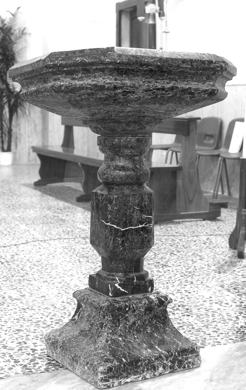 fonte battesimale - a fusto, opera isolata - bottega calabrese (fine/inizio secc. XVIII/ XIX)