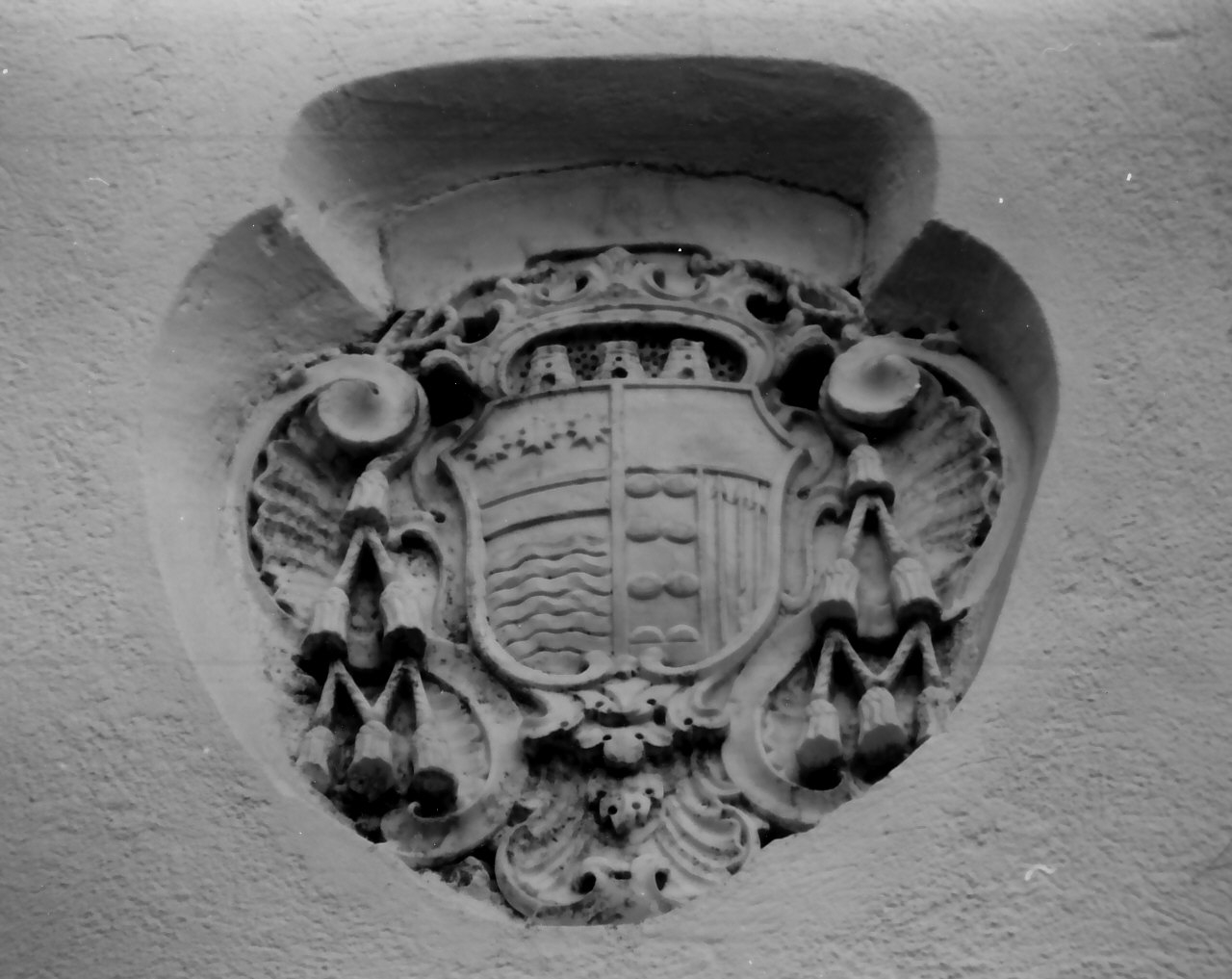 stemma vescovile (decorazione plastica, opera isolata) - bottega Italia meridionale (sec. XVIII)