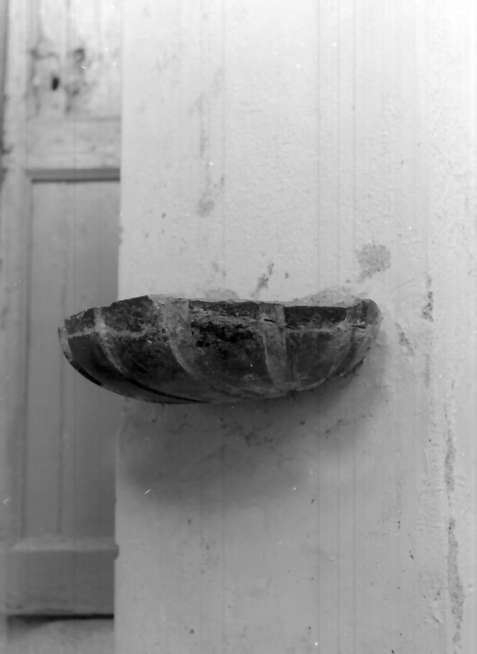 acquasantiera - a conchiglia, serie - bottega calabrese (sec. XVIII)