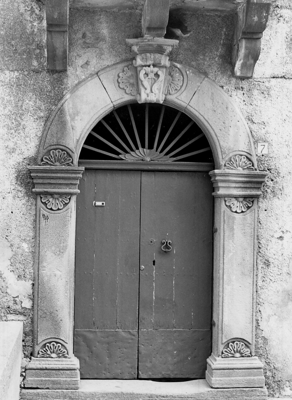 portale - ad arco, opera isolata - bottega calabrese (sec. XIX)