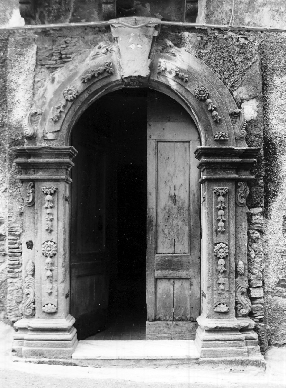 portale - ad arco, opera isolata - bottega calabrese (sec. XVIII)
