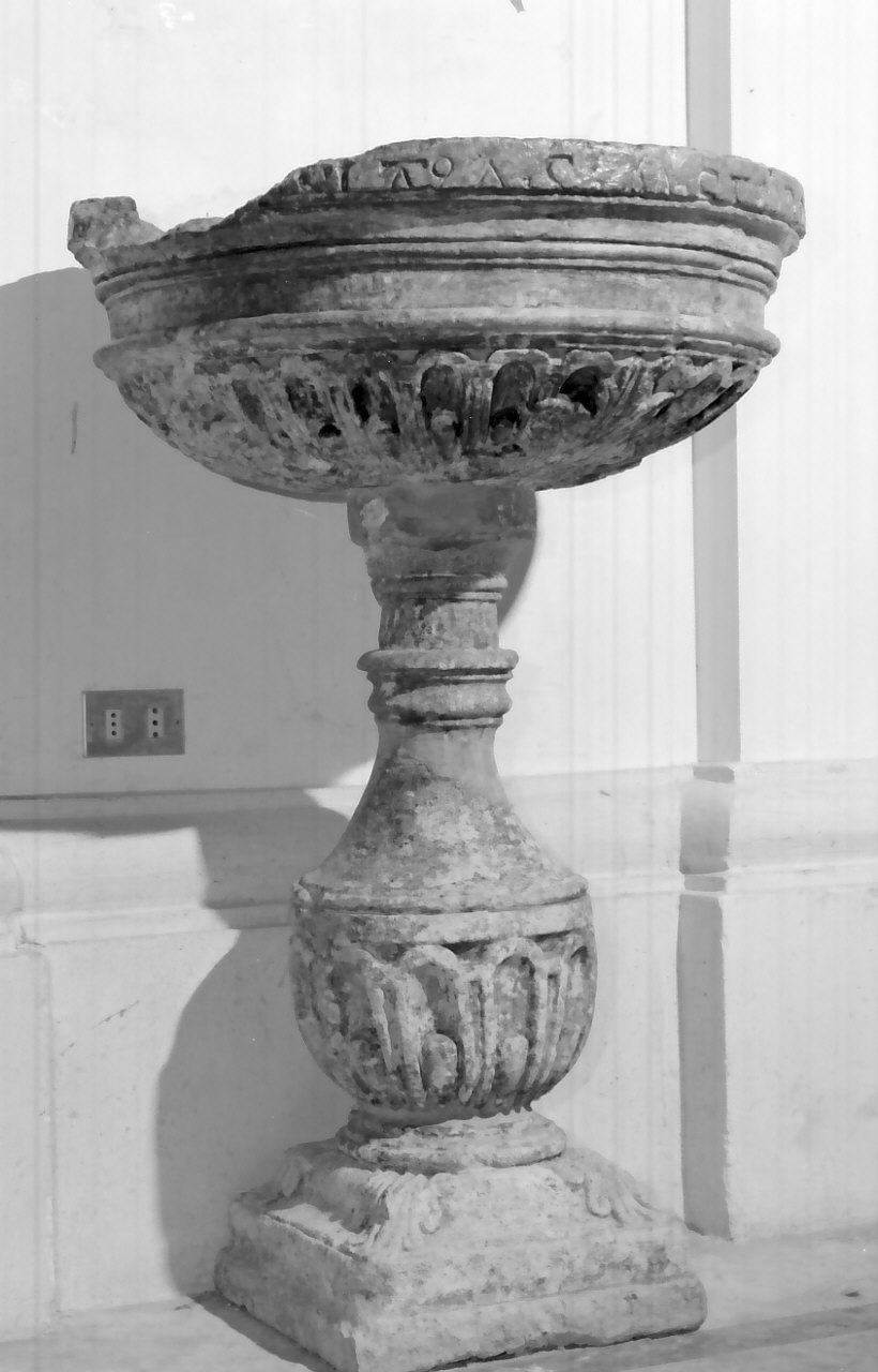 acquasantiera - a fusto, opera isolata - bottega Italia meridionale (fine/inizio secc. XVI/ XVII)