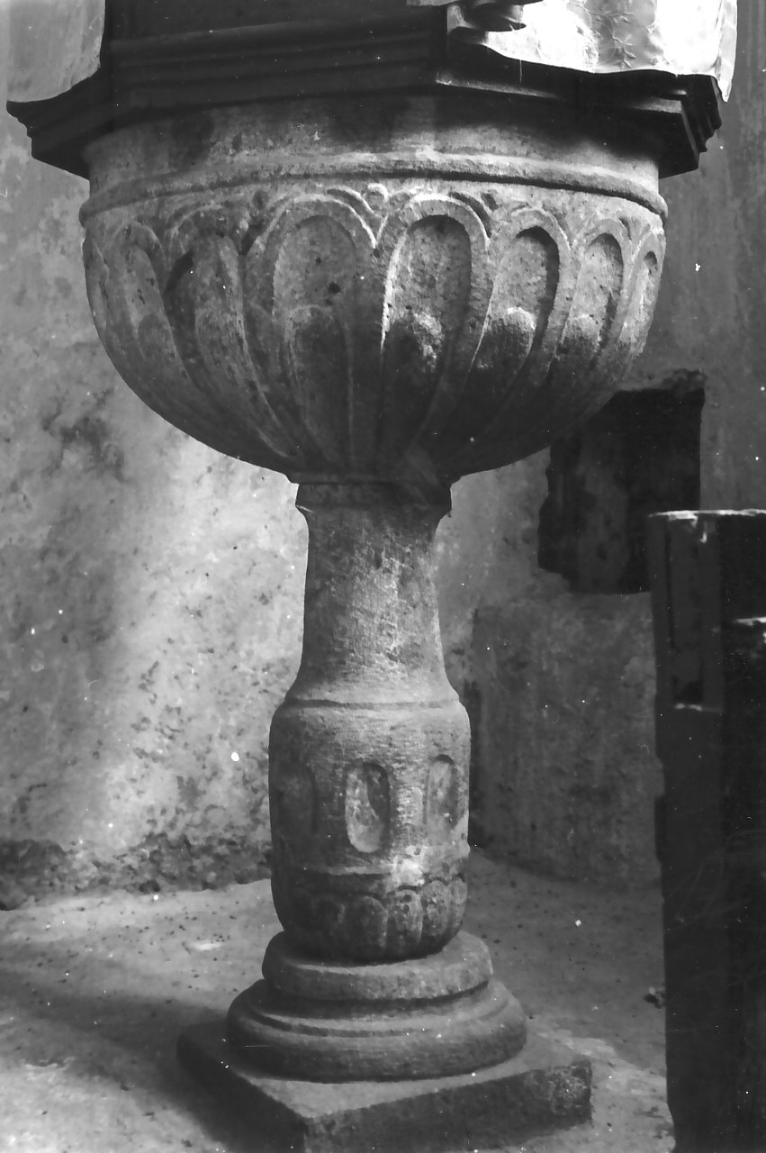fonte battesimale - a fusto, opera isolata - bottega calabrese (sec. XVII)