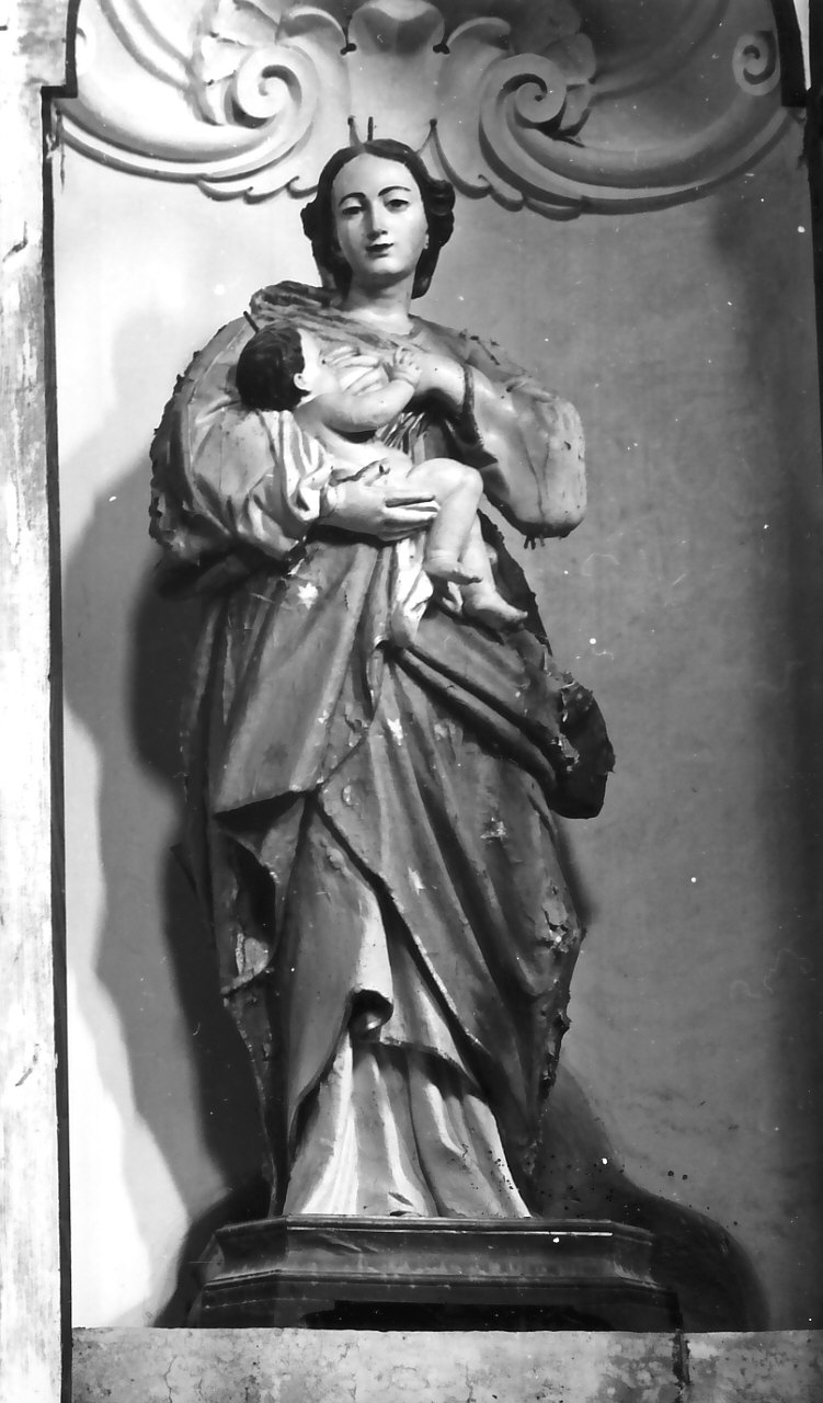 Madonna del Latte (statua, opera isolata) - bottega Italia meridionale (sec. XIX)