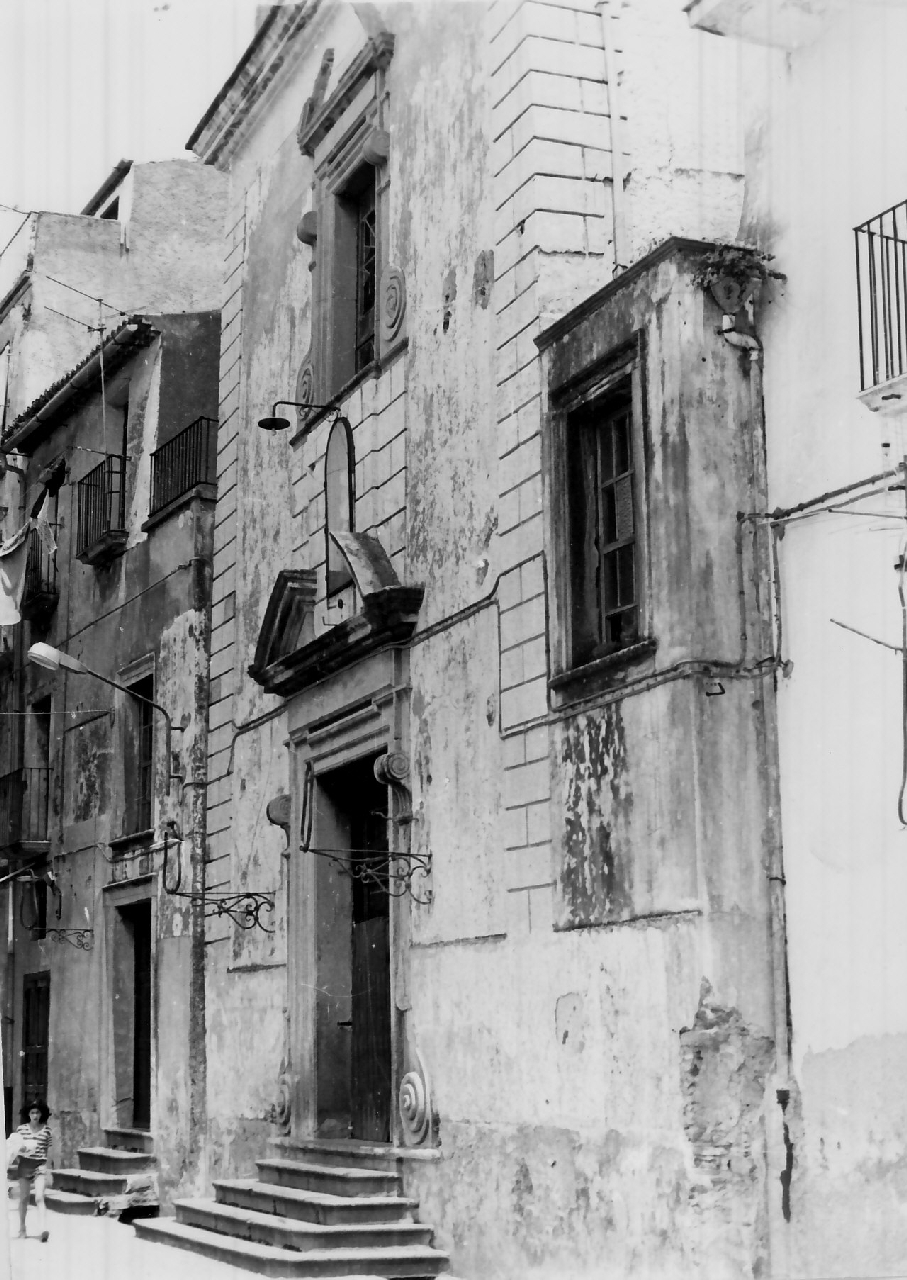 portale di Bottega Scarlato (attribuito) (sec. XVIII)