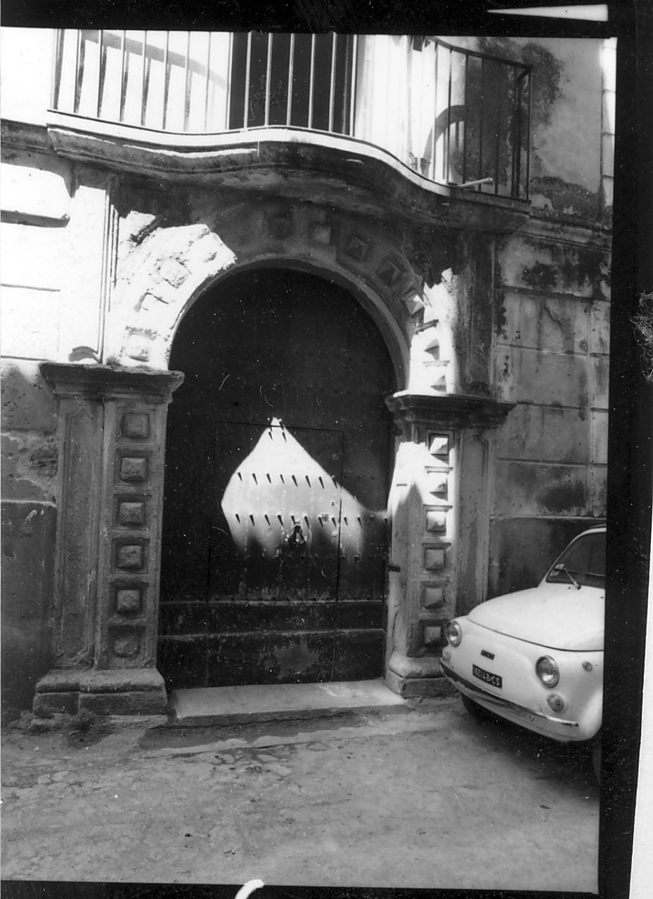 portale di Bottega Scarlato (sec. XIX)