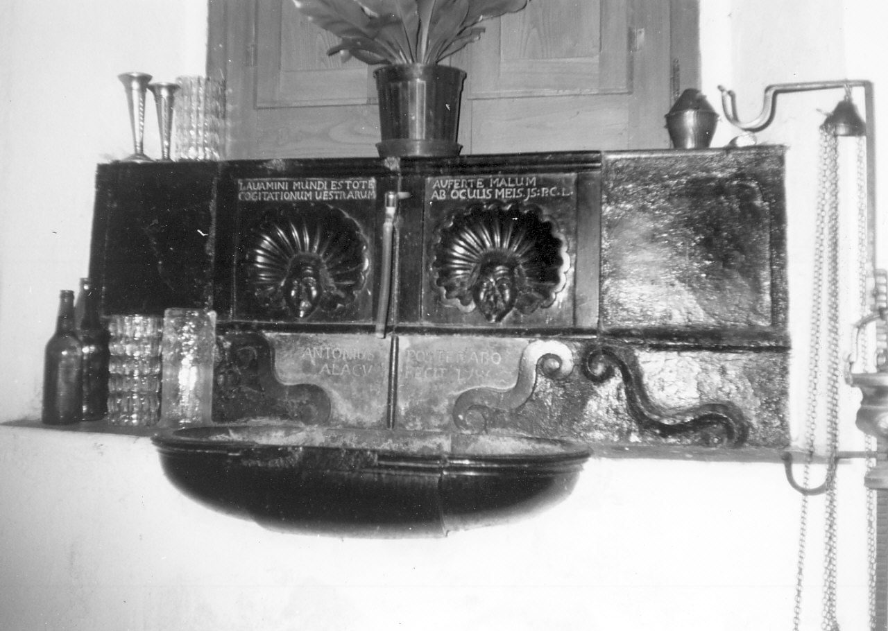 fontana da sacrestia, opera isolata di Posteraro Antonio (sec. XVIII)