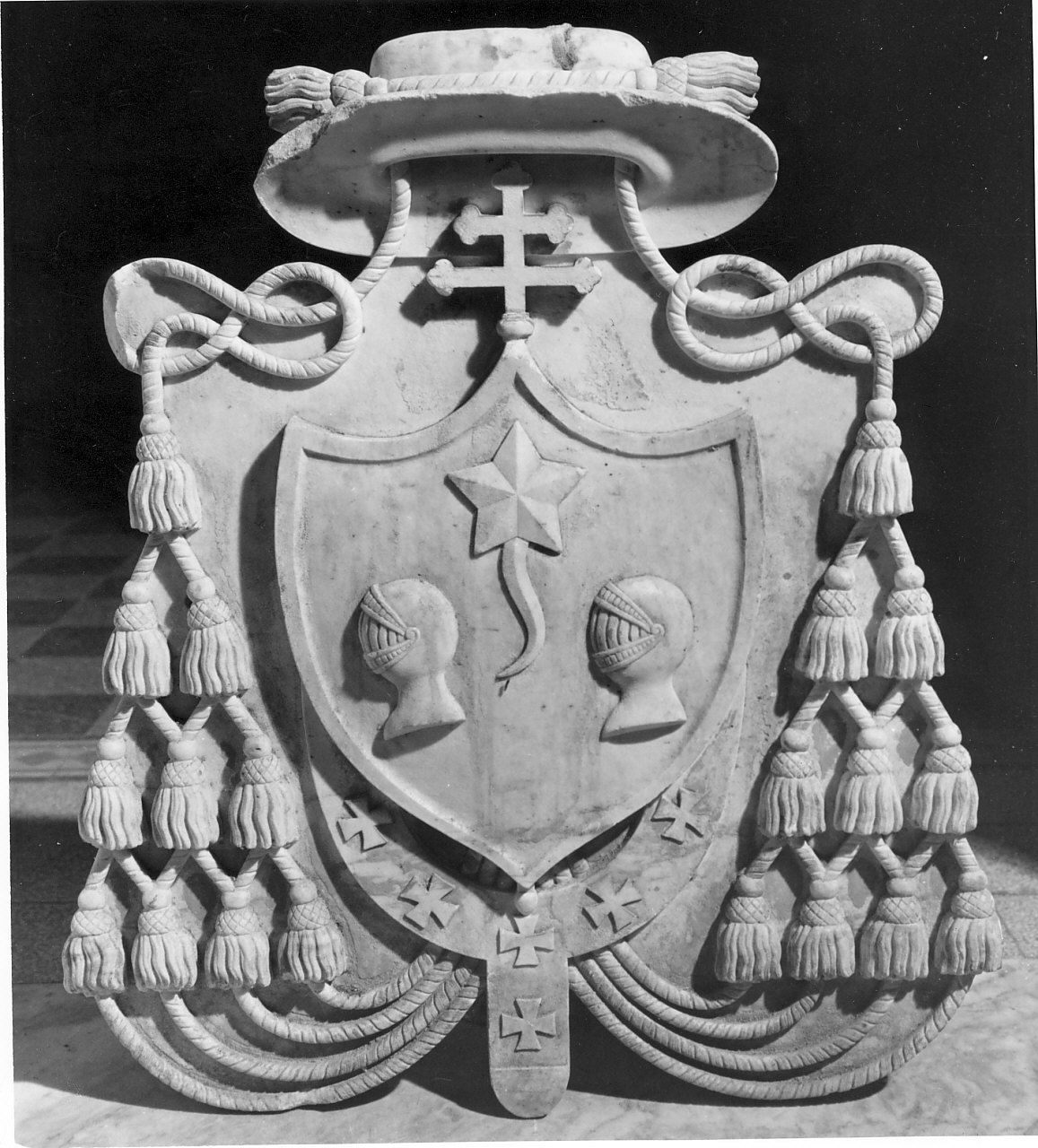 stemma vescovile (rilievo, opera isolata) - bottega Italia meridionale (sec. XIX)